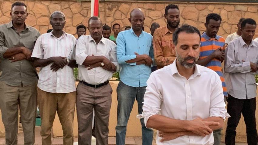 Dubes Inggris untuk Sudan Pimpin Shalat Maghrib Berjamaah Setelah Buka Puasa di Jalan Khartoum